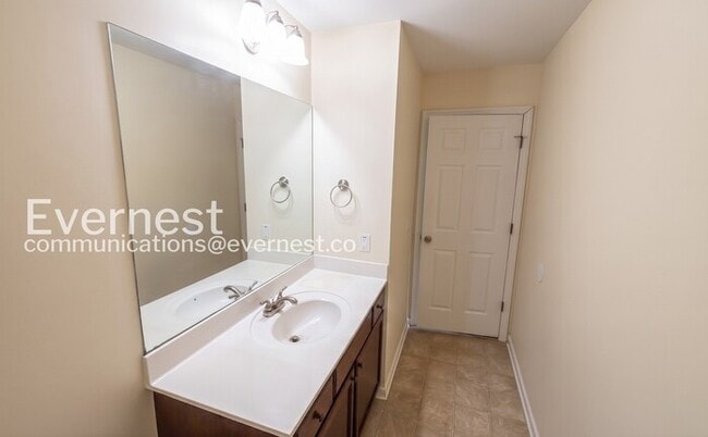Building Photo - Charming Home with Spacious Garage & Modern Amenities / 3 beds 2 baths / Garage attached / Availa...