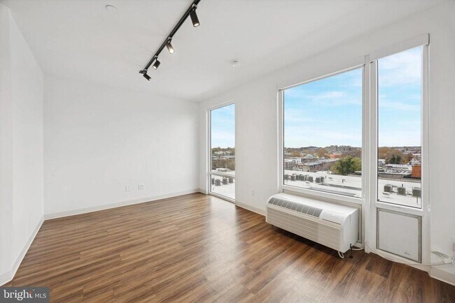 Building Photo - 4240 Chestnut St