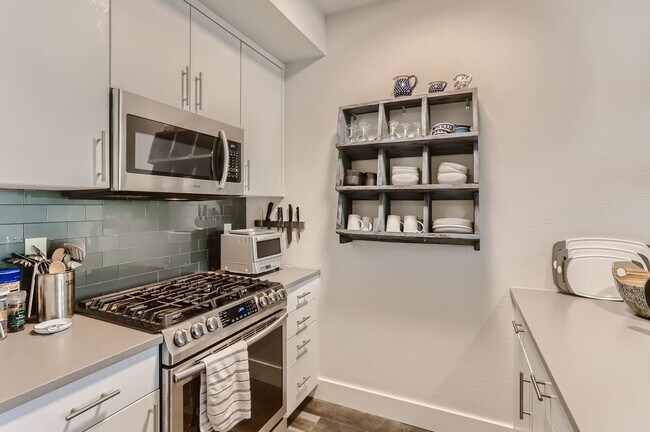 Building Photo - Modern 1 BDR Condo in Holiday Neighborhood