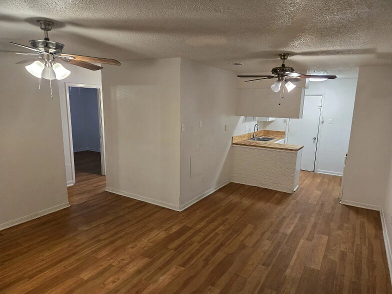 Building Photo - 7820 Dorsett Dr
