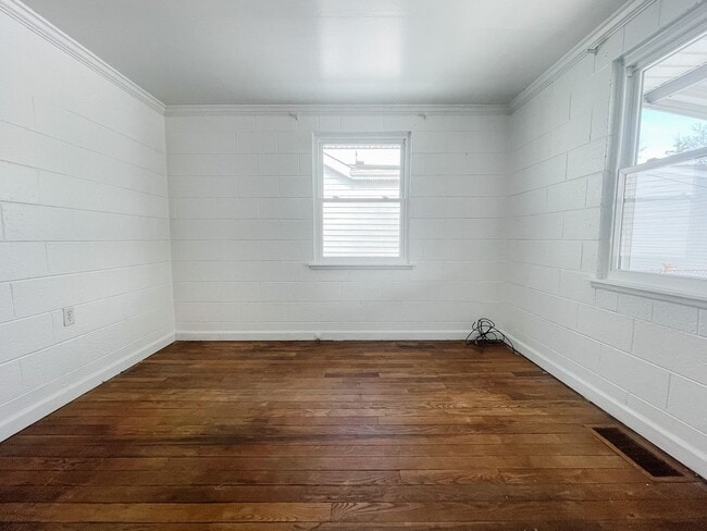 Building Photo - Cozy 2 Bedroom Home! Washer & Dryer Hookups! Fenced In Yard!