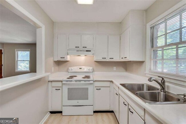 Building Photo - 799 Marstevan Dr NE