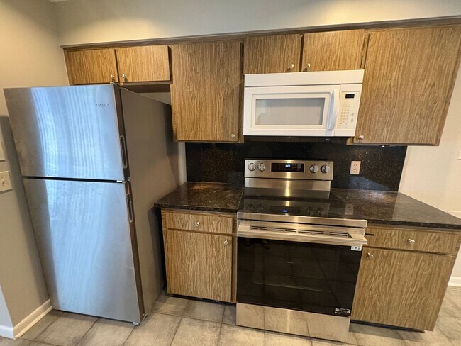 Building Photo - Move in ready 4/2 New floors, new paint