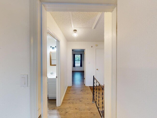 Building Photo - 728 SW 7th Pl