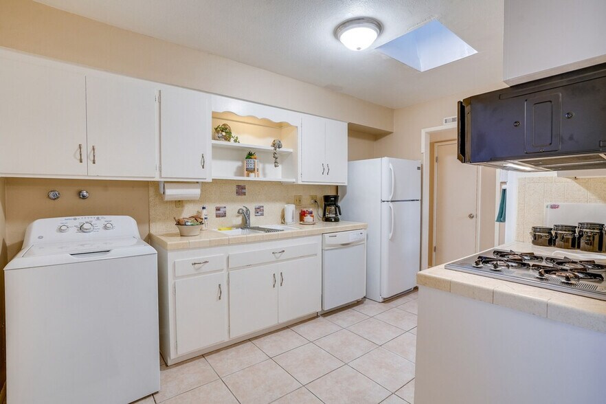 Building Photo - 11662 N Hacienda Dr