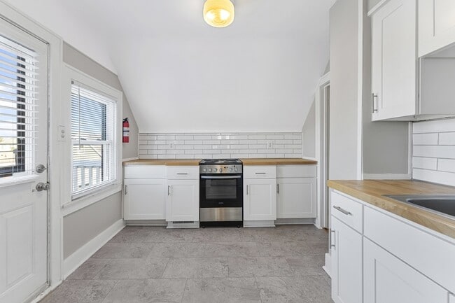 Building Photo - 1126 Cedar St