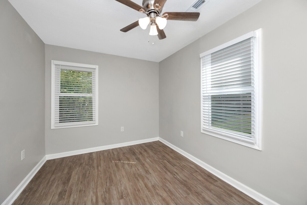 Building Photo - 907 Fairway Dr NW