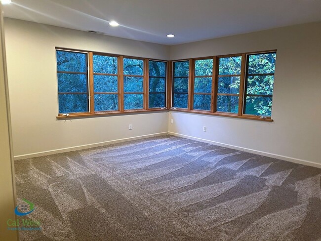 Building Photo - $4,595 - Large Gorgeous 3/2 Tri-Level Home with Beautiful Views in Gilroy near Wineries