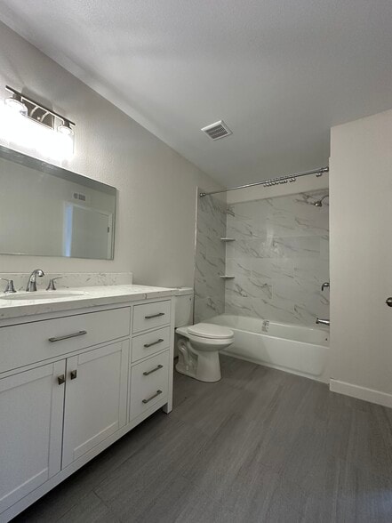 Master bathroom - 10208 Beach St