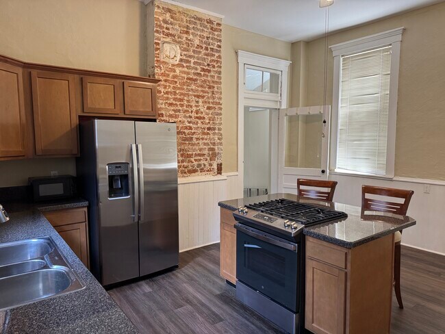 Building Photo - 1423 Debarr St