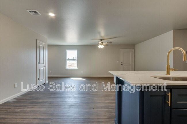 Building Photo - 400 Keiths Wy