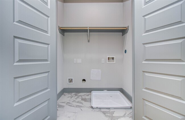 Building Photo - 837 S Victory Dr