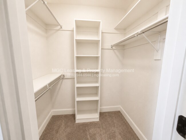 Building Photo - 3 Bedroom Luxury Townhome in Lee's Summit