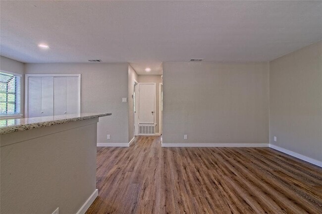 Building Photo - 401 Hedgewood Dr