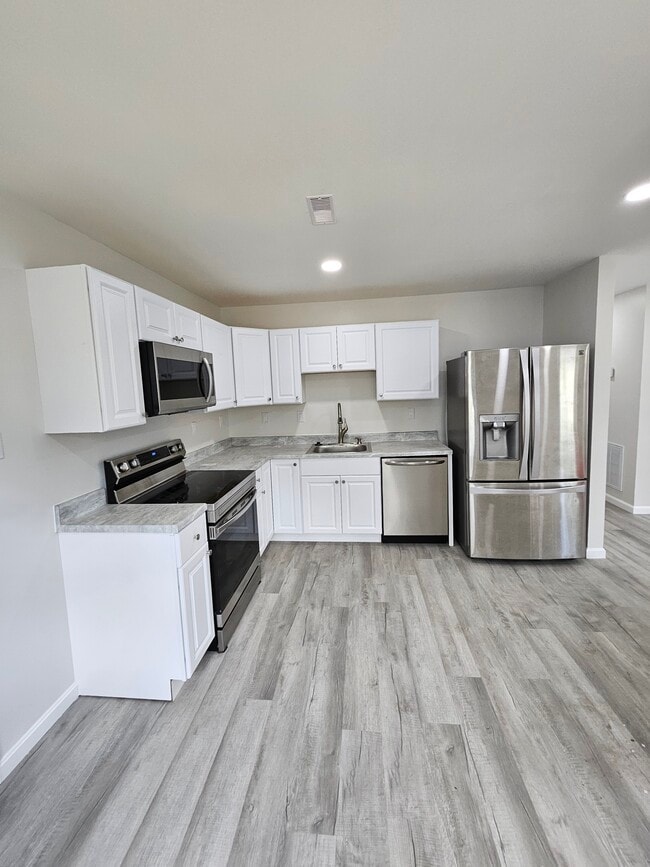Building Photo - 906 Elfin Ave