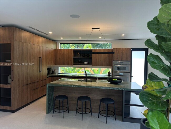 Building Photo - 1065 NE 119th St