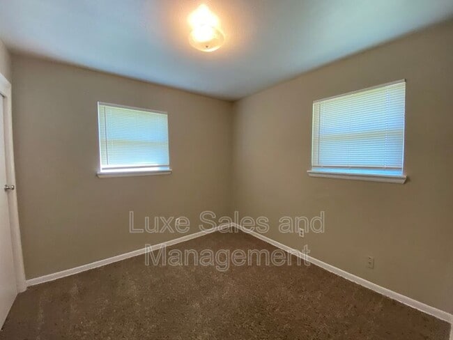 Building Photo - 406 W Douglas Dr