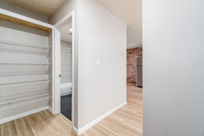 Building Photo - 721 Reinhard Ave