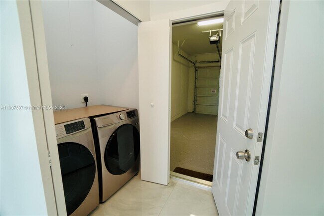 Building Photo - 1505 SW 27th Ct