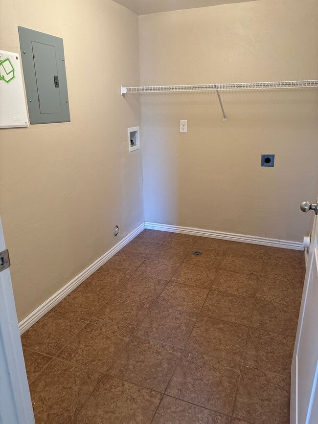 Building Photo - Ground Floor 3 Bedroom Condo