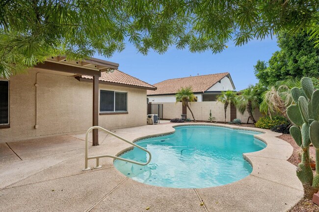 Building Photo - 8734 W Bloomfield Rd