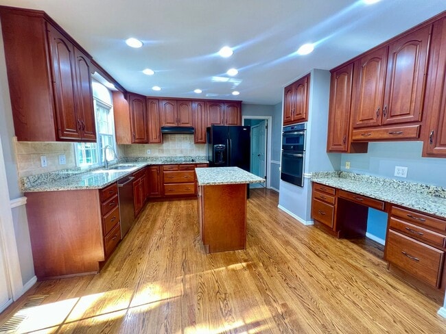 Building Photo - 1685 Lochcrest Dr