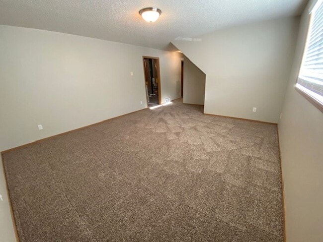 Building Photo - Comfortable 4 Bedroom with Garage & Fenced Yard for Rent!