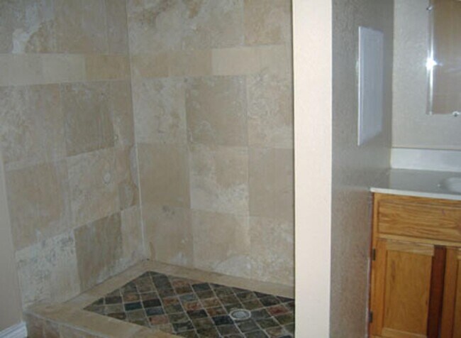 Building Photo - 817 E Gutierrez St