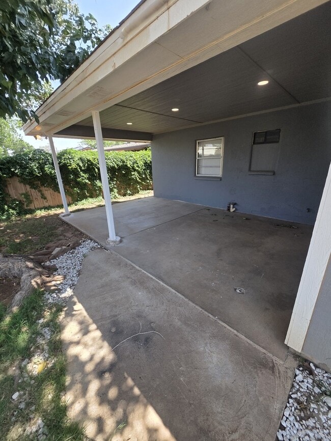 Building Photo - 3 bed 1 bath remodeled home, move in ready!