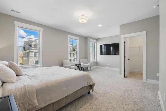 Building Photo - Luxurious, Fully Furnished Townhome       ...