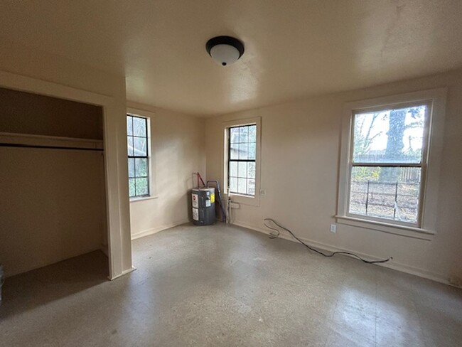 Building Photo - Rent to Own! Updated Home for Lease in Que...