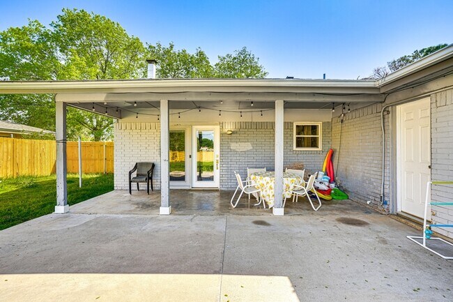 Building Photo - 4626 Trailwood Dr