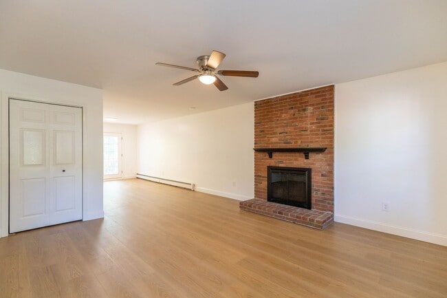 Building Photo - Beautifully Renovated 2 Bed, 2 Bath Coloni...
