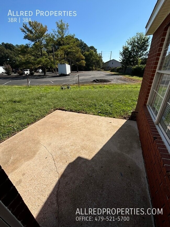 Building Photo - 954 N Daisy Ln