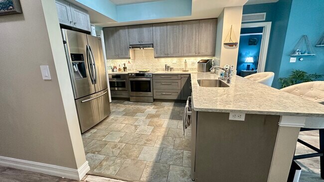 Building Photo - 3000 Oasis Grand Blvd