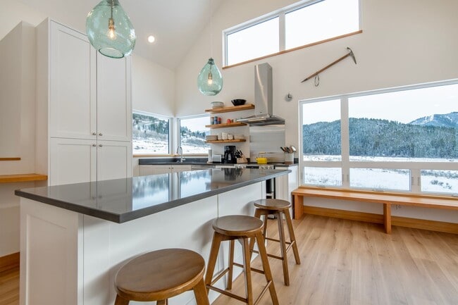 Building Photo - Seasonal Rental 11/1/25 - 5/30/26 Modern F...