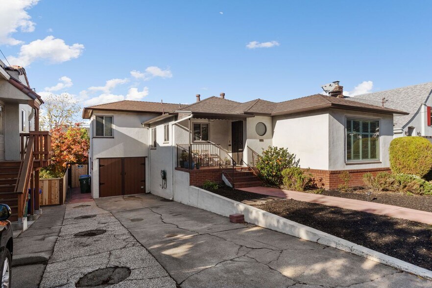 Building Photo - 453 Dimm St