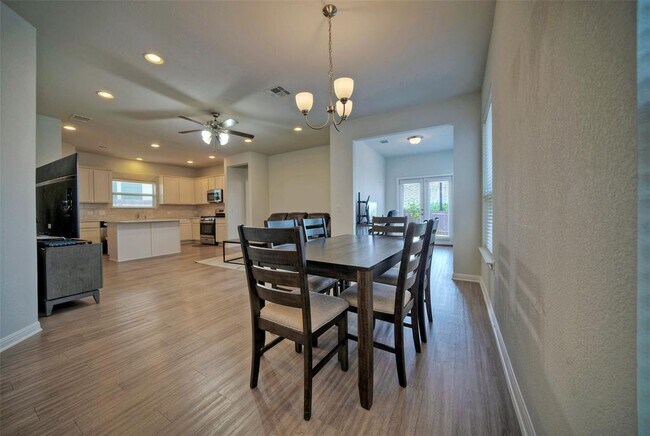 Building Photo - 913 Fortrose Ter