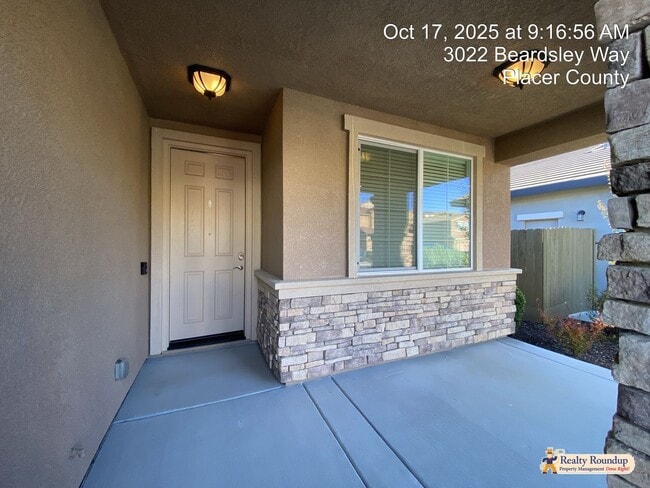 Building Photo - Pristinely Maintained Roseville Home with ...