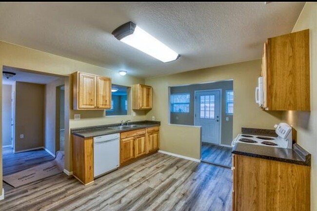 Kitchen - 1109 Cedar Dr