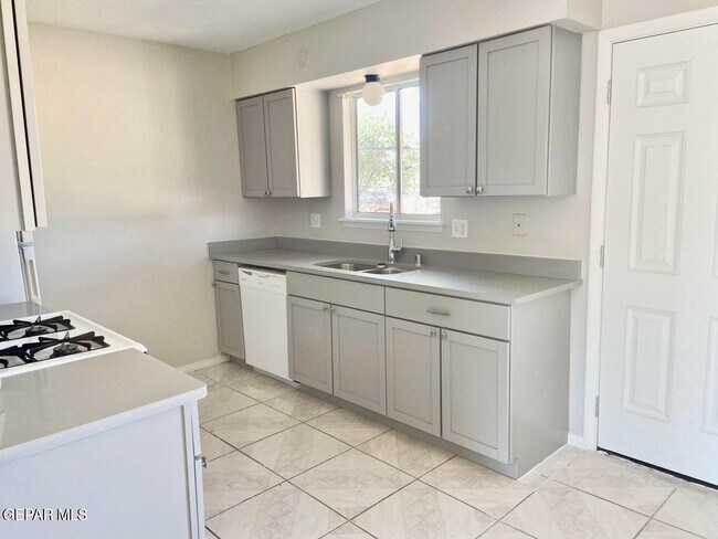 Building Photo - 6932 Escondido Dr