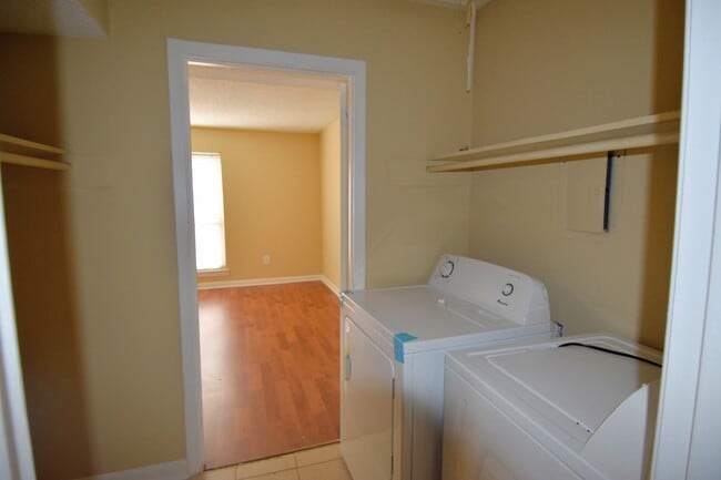 Building Photo - 6747 Quail Hollow Ct