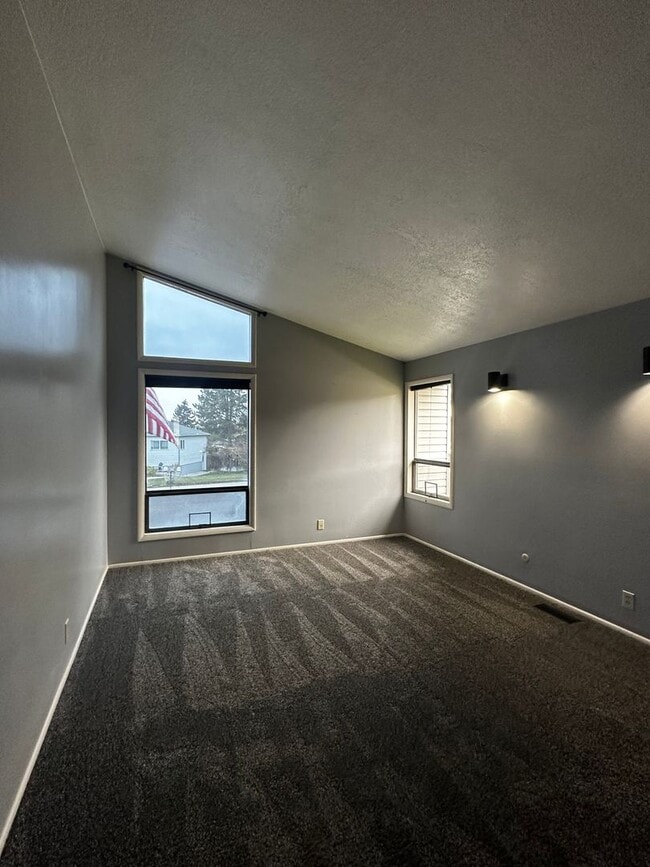 Building Photo - MOVE IN SPECIAL-- DECEMBER RENT FREE--Wonderful Single-Family Home in The Highland Area