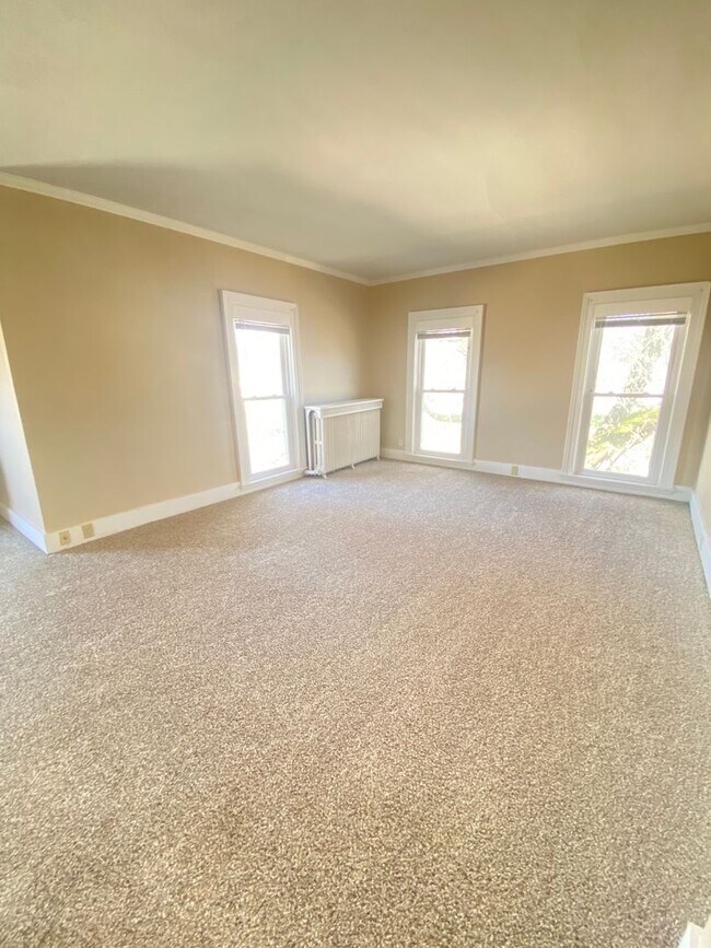 Building Photo - 217 W Irving Ave