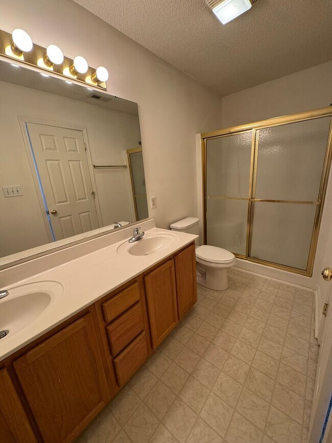 Building Photo - 147 Springwood Ln