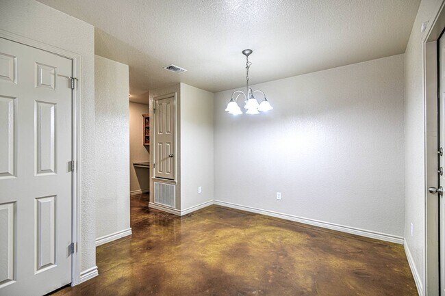 Building Photo - 1607 Powder River Dr APT A