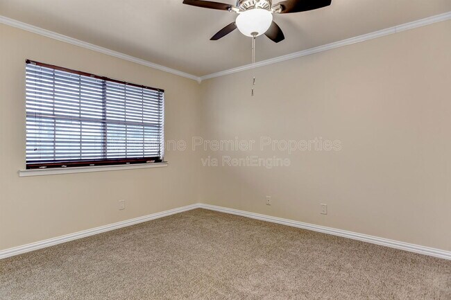 Building Photo - 914 W Washington St