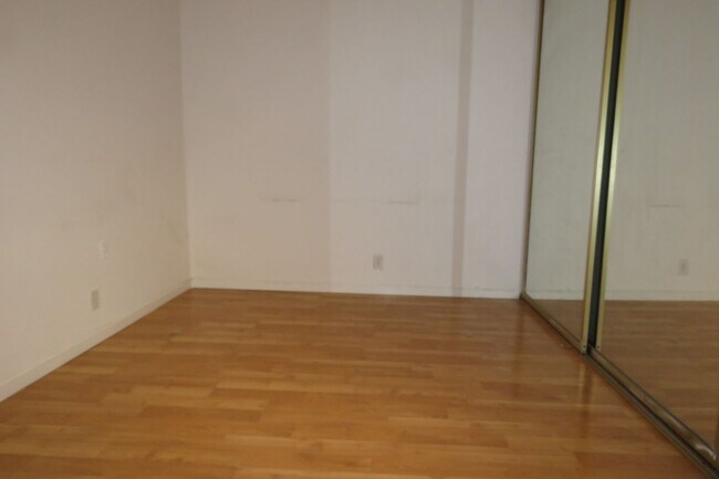 Building Photo - Unique Jr. One Bedroom with Views and Parking