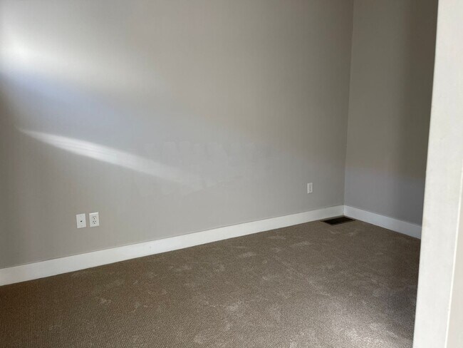 Building Photo - Contemporary Townhome East side of Downtow...