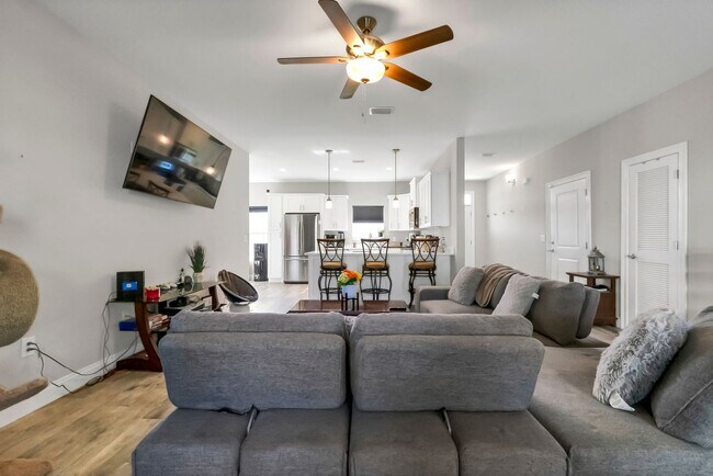 Building Photo - Solar Panel Home in East Navarre!